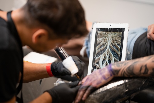 Професионална квалификация на работещите, тест за чувствителност към бои и видове смеси за татуиране се регламентират в проект на наредба