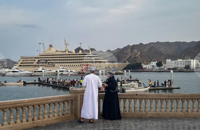 Резервоари с гориво са ударени при иранска атака с дронове срещу пристанище в Оман, съобщиха местни медии
