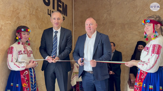 Министърът на образованието и науката в оставка Красимир Вълчев откри СТЕМ кабинети в ОУ „Христо Смирненски" в град Момин проход