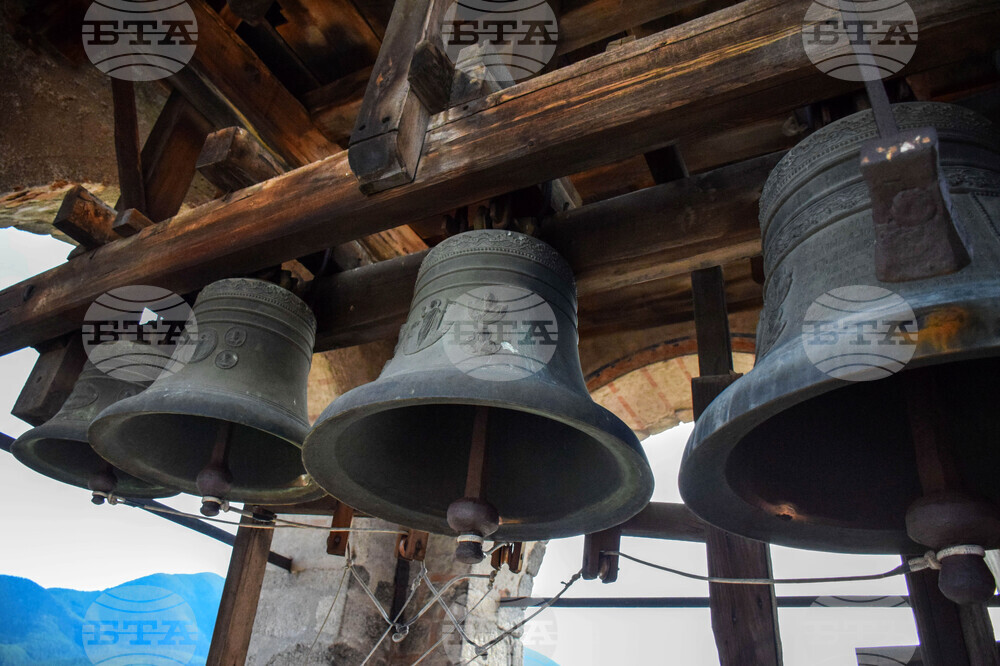 Банско - щъркели - камбанария - храм
