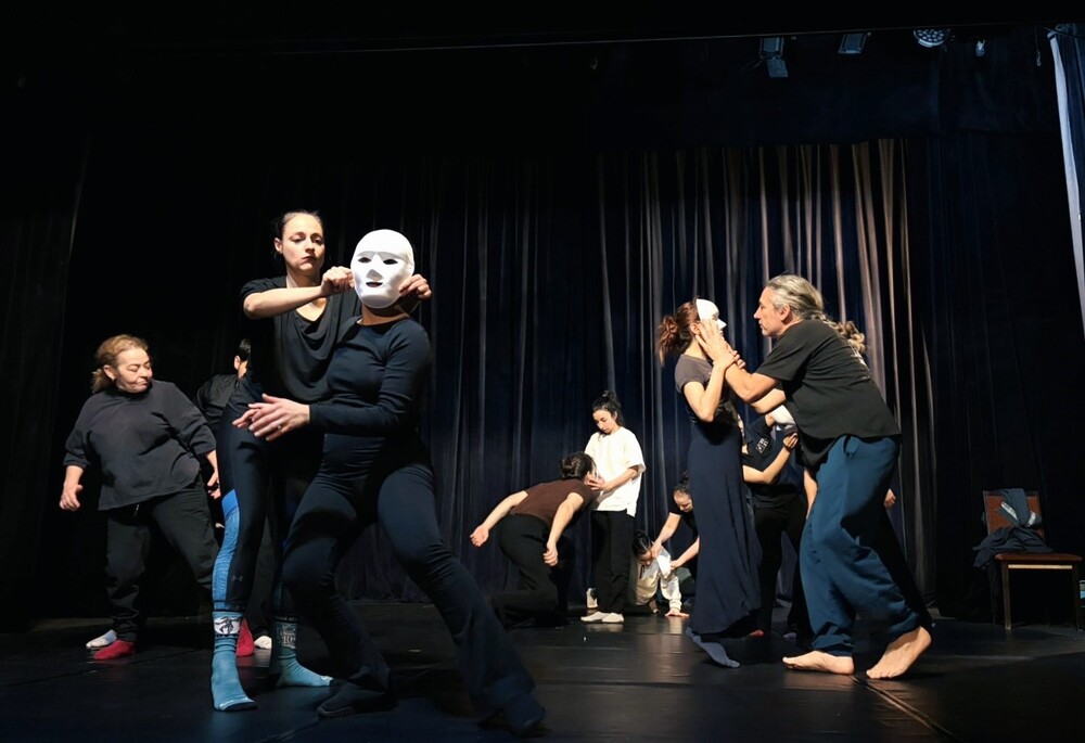 Испанският драматург, режисьор и хореограф Хосе А. Пучадес води майсторски клас в Столичния куклен театър