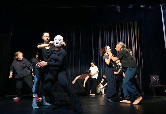 Испанският драматург, режисьор и хореограф Хосе А. Пучадес води майсторски клас в Столичния куклен театър