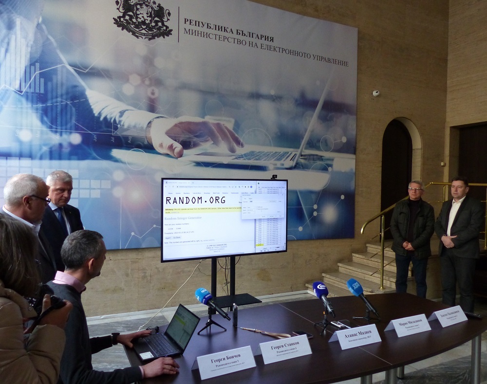Министерство на електронното управление: На случаен принцип, чрез жребий, бяха изтеглени серийните номера на машините за гласуване