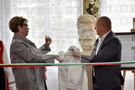 Калофер - бюст-паметник на Христо Ботев