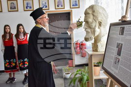 Калофер - бюст-паметник на Христо Ботев