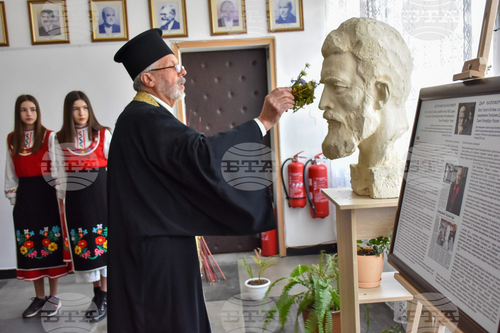 Калофер - бюст-паметник на Христо Ботев