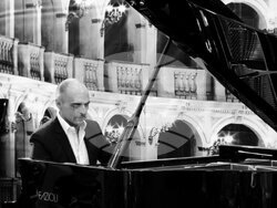 Пианистът Иван Янъков представя нов албум в зала „България“, снимка – екип Иван Янъков