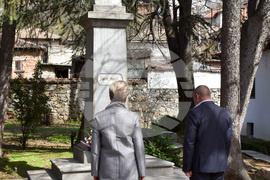 Калофер - бюст-паметник на Христо Ботев