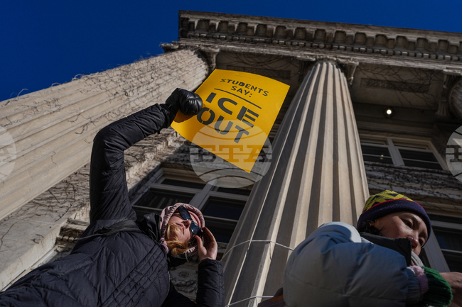 Окръжен прокурор обвини агент на Имиграционната и митническа служба в нападение, заради насочено оръжие към хора в Минеаполис