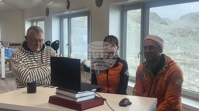 Ръководителят на 34-тата българска антарктическа експедиция проф. Христо Пимпирев и учени се свързаха на живо от Антарктида със София