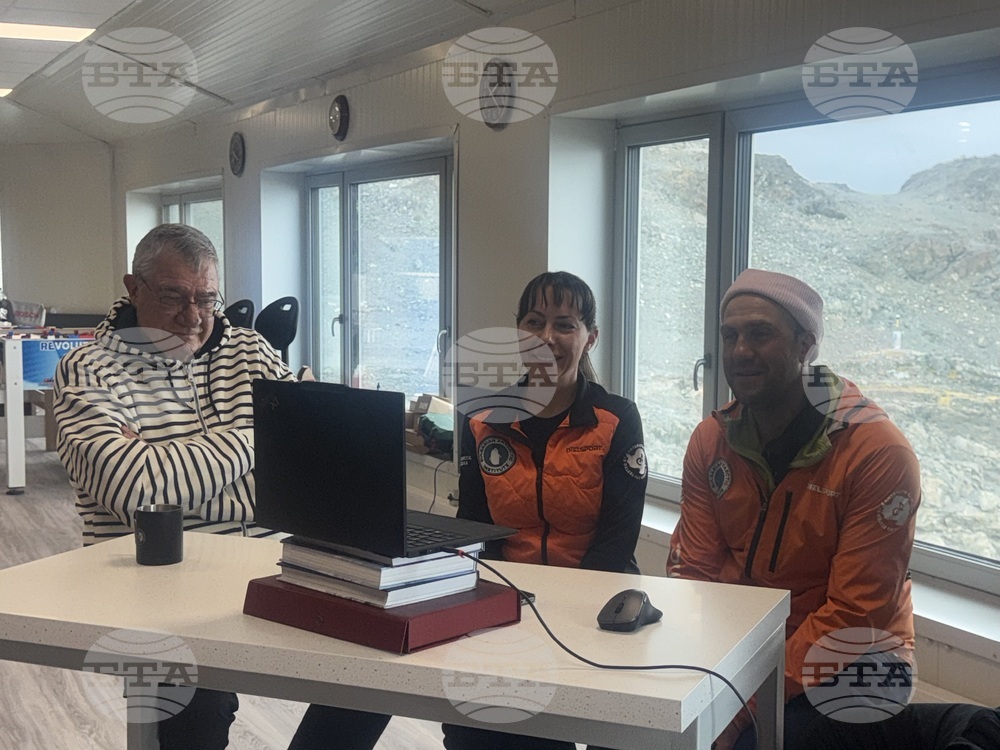 Ръководителят на 34-тата българска антарктическа експедиция проф. Христо Пимпирев и учени се свързаха на живо от Антарктида със София