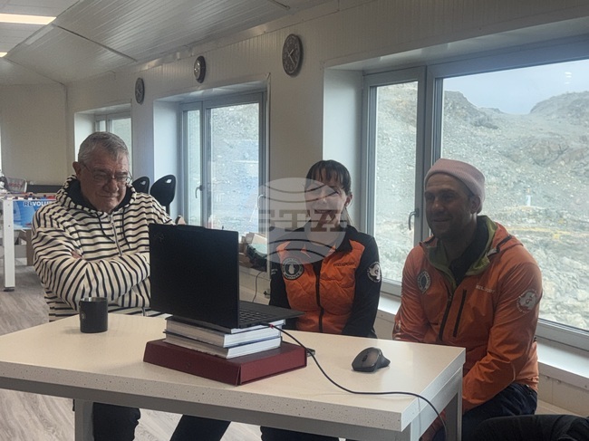 Ръководителят на 34-тата българска антарктическа експедиция проф. Христо Пимпирев и учени се свързаха на живо от Антарктида със София