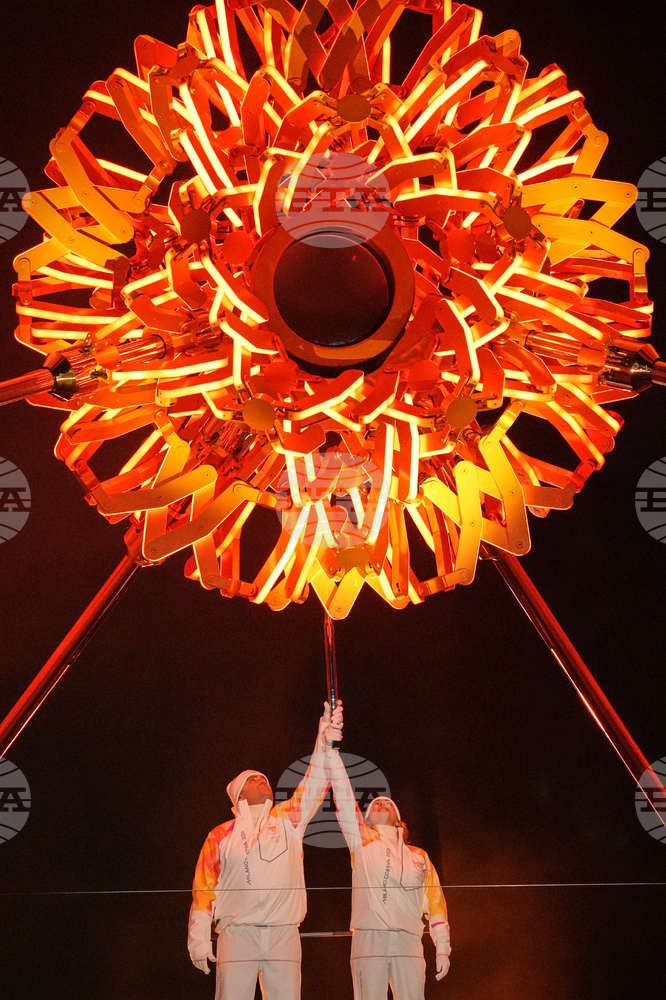 С уникална церемония едновременно в четири града и с два жертвеника с огъня беше открита XXV зимна Олимпиада в Италия