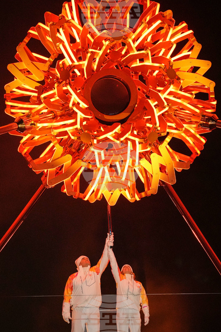 С уникална церемония едновременно в четири града и с два жертвеника с огъня беше открита XXV зимна Олимпиада в Италия