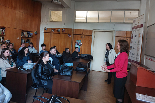 Първите студенти, успешно завършили курс по презентационни умения в рамките на проекта "МОДЕРН-а", получиха удостоверения
