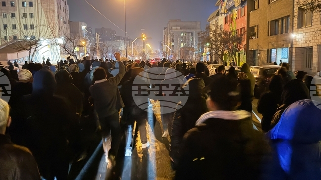 Видни политици реформисти бяха арестувани в Иран след масовите протести 