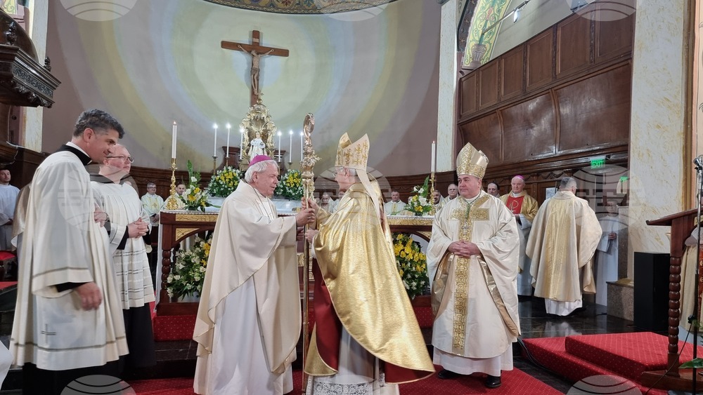 Новоназначеният епископ на Софийско-Пловдивския диоцез монсеньор Румен Станев встъпи в длъжност по време на тържествена литургия