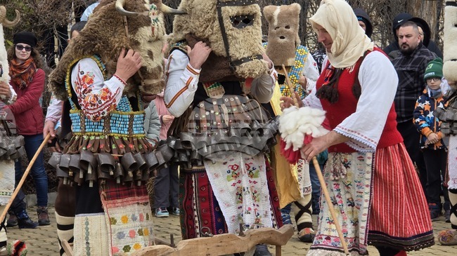 Балчик бе домакин за втора поредна година на празник с участието на кукерска група от село Чарган