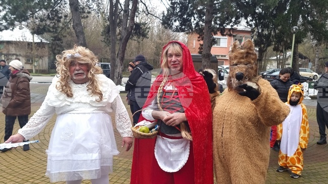 Карнавалът в никополското село Асеново тази година бе посветен на герои от български народни приказки