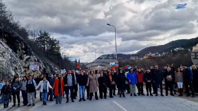 Жители на Смолян излязоха на пореден протест срещу изсичането на гора в кв. „Устово“ и изграждането на фотоволтаичен парк