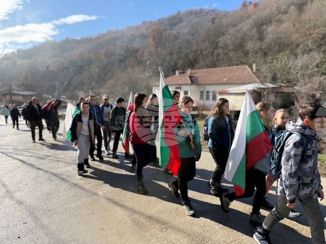 Ученици участваха във възпоменателно шествие до гроба на Мануш войвода по повод 118 години от смъртта му