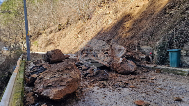 Заради срутили се скални отломки е затворен пътят за смолянските села Писаница и Хасовица