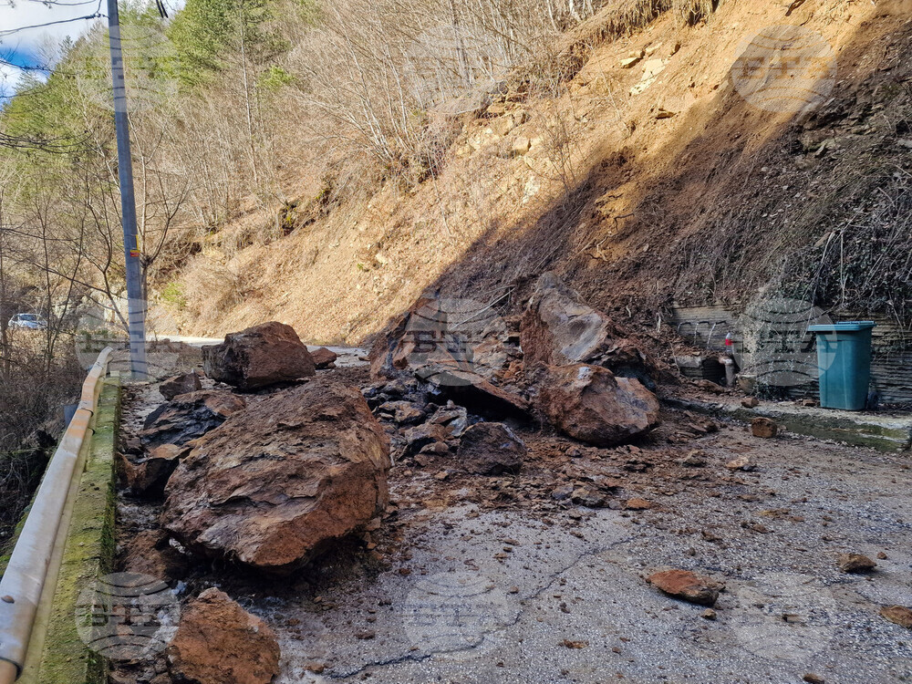 Временно е ограничено движението по пътя Варвара – Велинград заради паднали скални маси, съобщиха от полицията