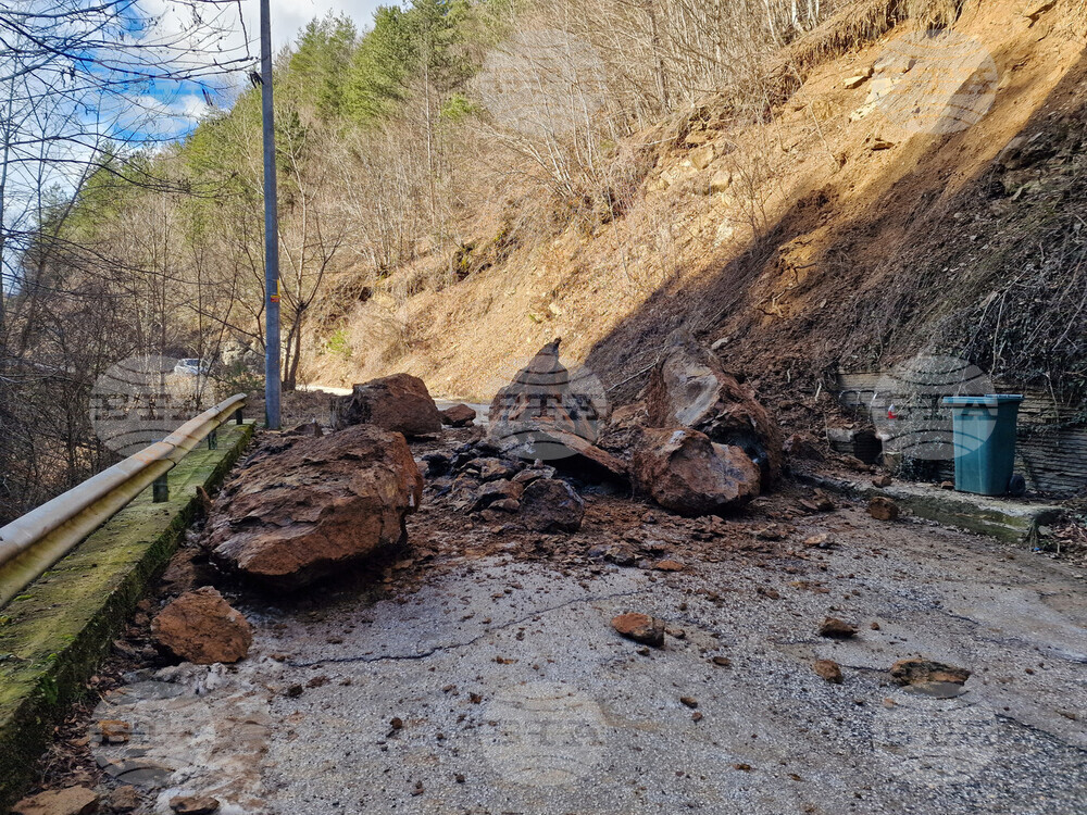 Пътят към смолянските села Хасовица и Писаница вече е отворен и разчистен от падналите скални отломки