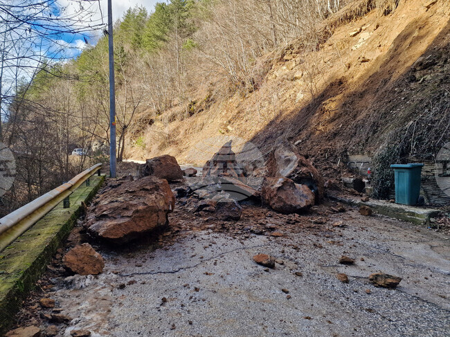 Пътят към смолянските села Хасовица и Писаница вече е отворен и разчистен от падналите скални отломки