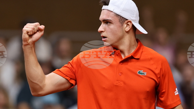 Александър Василев постигна победи на сингъл и на двойки на турнир по тенис в Анталия, Янаки Милев отпадна