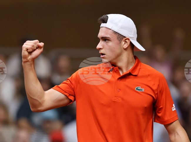 "Опитът беше това, което надделя", заяви Александър Василев след двубоя си с Рафаел Колиньон за Купа "Дейвис" 