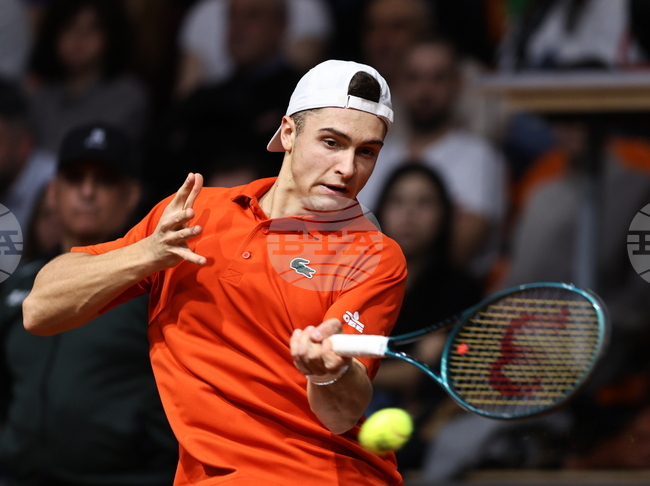 Александър Василев загуби от водача в основната схема във втория кръг на сингъл на турнир по тенис в Анталия, отпадна на двойки