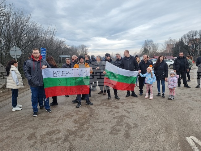 Протестиращи блокираха пътя Е-79 край Монтана и поискаха да бъде спешно ремонтиран