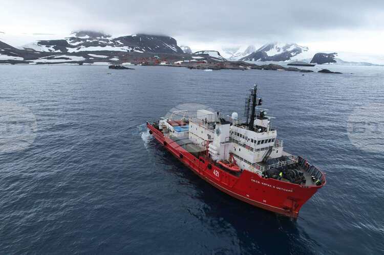 Bulgarian Naval Research Vessel Reaches Antarctic Mainland for First Time