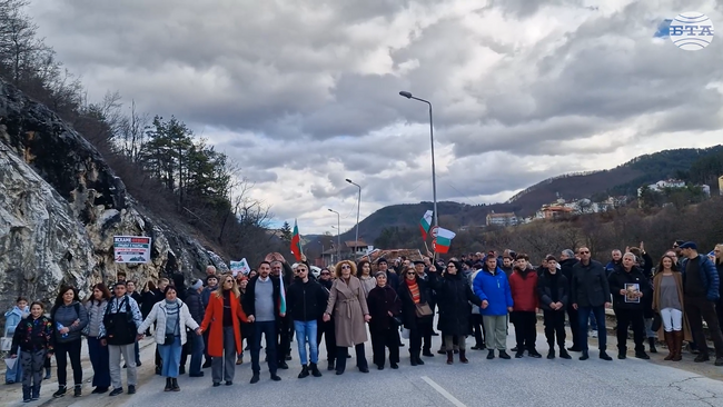 Жители на Смолян излязоха на пореден протест срещу изсичането на гора в кв. „Устово“ и изграждането на фотоволтаичен парк