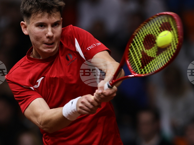 Българите Илиян Радулов и Леонид Шейнгезихт ще играят един срещу друг на четвъртфиналите на двойки на турнир по тенис в Испания