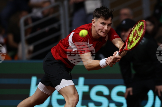 Илиян Радулов продължава на полуфиналите на сингъл на турнир по тенис в Анталия, Янаки Милев отпадна