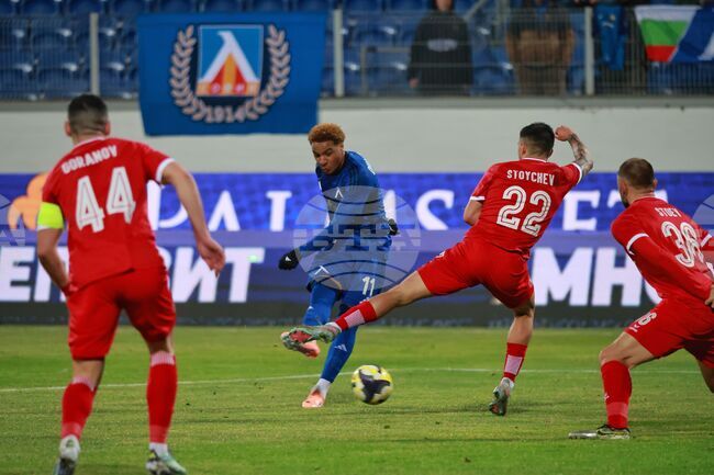 Новите футболисти вкараха дебютните си голове и Левски се наложи над Ботев (Враца) като домакин