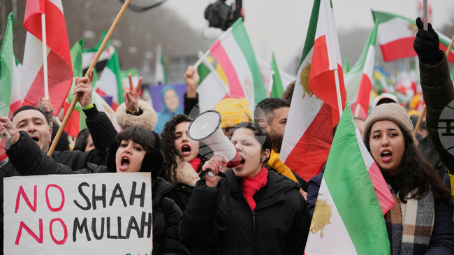 Близо 10 000 демонстранти се събраха в Берлин, за да призоват за демокрация в Иран