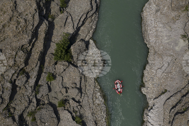 Албанските власти спасиха 14 туристи от Франция и Германия, блокирани в каньон в Южна Албания 