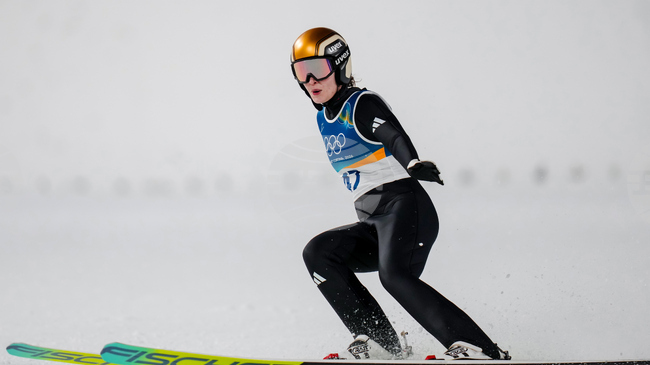 Норвежката Анна Одине Стрьом ликува с олимпийската титла при жените в ски скока от малка шанца на Игрите в Милано-Кортина