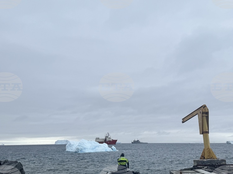 Bulgarian Research Vessel Returns to Antarctic Base on Livingston Island