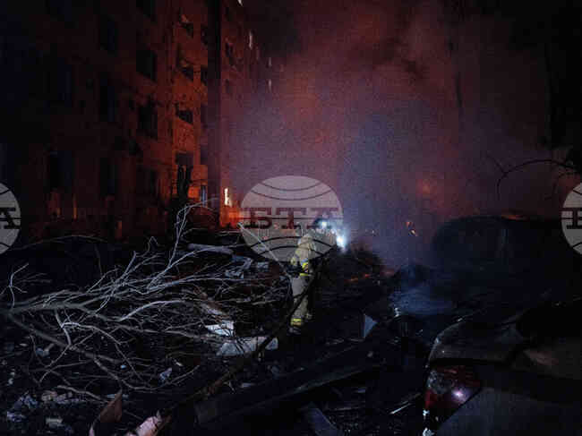 Руски атаки с дронове са убили най-малко четирима души в Украйна, сред които майка и дете