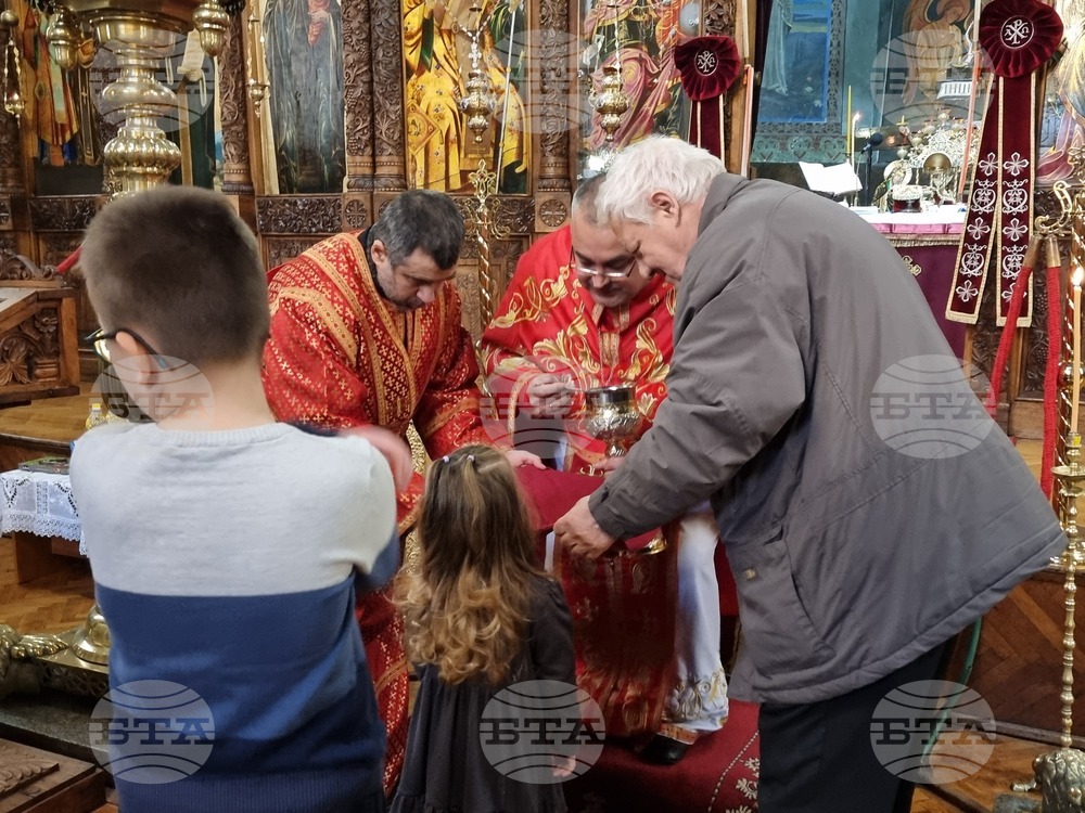 Ямбол - храм „Св. Николай Чудотворец“ - света литургия