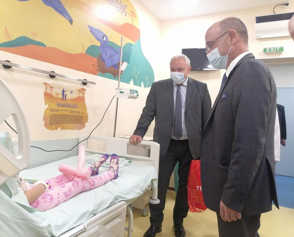 МВР: Министрите на вътрешните работи и на здравеопазването посетиха 6-годишното момиченце