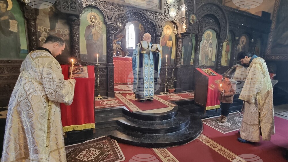 Шумен – неделна служба – църква „Свето Възнесение“