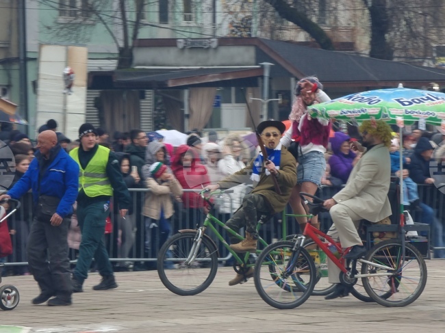 Във втория ден на маскарадния фестивал „Джамала“ в Кюстендил дефилират 18 групи