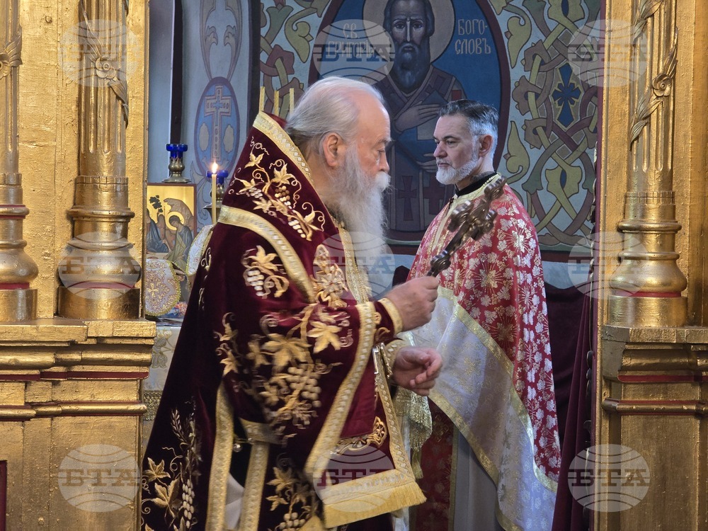 Ловеч - храм „Света Троица“- литургия