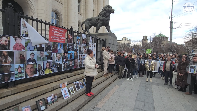 Близки на загинали при катастрофи и граждани поискаха спиране на „войната по пътищата“ на протест пред Съдебната палата