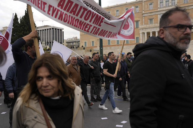 Многохилядни протести в Гърция, която е блокирана от 24-часова обща стачка заради влаковата катастрофа